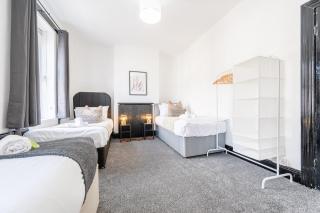 Central 5-Bedroom Retreat with Garden and Multiple Parking Spaces - 7