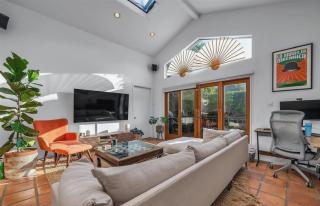 Charming Two-Bedroom Venice Home with Private Garden Oasis - 0