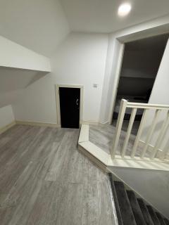 Modern and Spacious Home CITY CENTRE location and FREE parking - 8