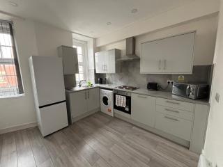 Modern and Spacious Home CITY CENTRE location and FREE parking - 4