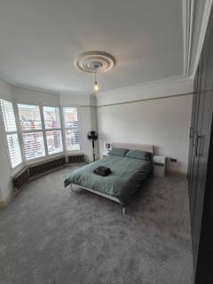 Spacious 3BR Home with Garden and 2 En-suites - 5