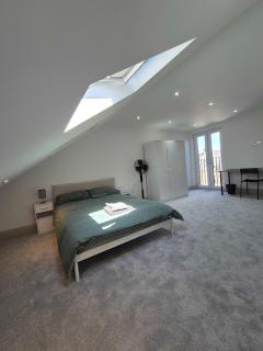 Spacious 3BR Home with Garden and 2 En-suites - 4