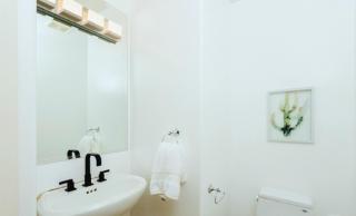 Bright Three-Bedroom Marina Home with Free Parking - 9