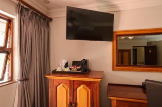 The Woodpecker Inn - 2