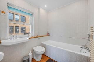 Stylish 3BR 3BA Flat Walk to West End & Covent Garden - 6