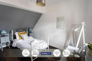Spacious 5 Family Rooms House By Shropshire Escapes Short Lets & Serviced Accommodation Shrewsbury With Free WiFi - 6
