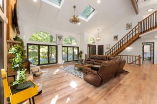 Spacious Waterfront Mansion wHot tubPoolTable - 8