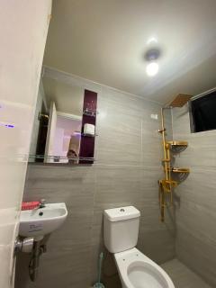 Elegant Golden Loft with Mood Lighting Central Location and Skyline Views - 7