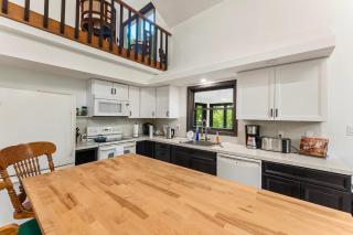Spacious Waterfront Mansion wHot tubPoolTable - 2