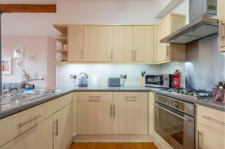 5 mins walk from centre, spacious city apt, open-plan - 7