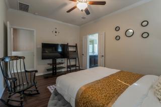 Room in blessed Home with sofa bed and private bath - 8