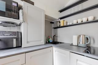 Stylish 1BD Flat in Unbeatable City Location - 7