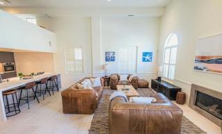 Superb Renovated Three-Bedroom Beach House - 8