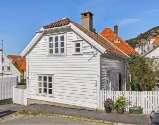DINBNB Homes l Charming 2-Bedroom Home by the Sea Cozy - 9