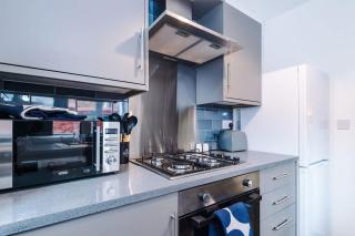 Spacious 4BR House, Sleeps 8, Parking, Full Kitchen, Ideal for Groups, family, contractors - 3