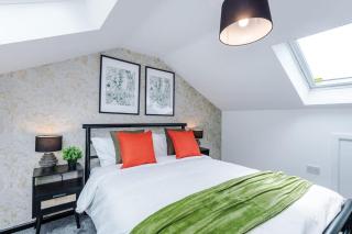 Spacious 4BR House, Sleeps 8, Parking, Full Kitchen, Ideal for Groups, family, contractors - 9