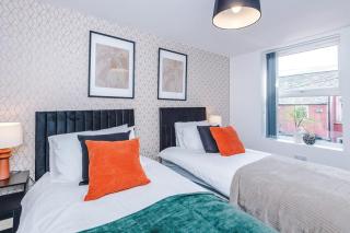 Spacious 4BR House, Sleeps 8, Parking, Full Kitchen, Ideal for Groups, family, contractors - 8