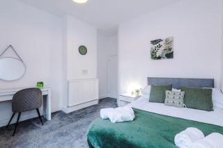 Large 4 bed House Sleeps 8 By Host A Home - 5