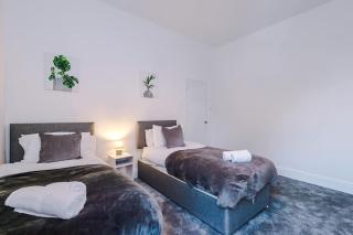 Large 4 bed House Sleeps 8 By Host A Home - 8