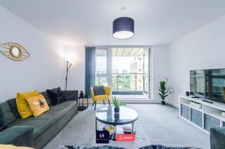 Large 2 Bedroom Apartment With Balcony By Host A Home - 9