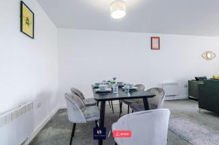 Large 2 Bedroom Apartment With Balcony By Host A Home - 7