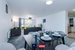 Large 2 Bedroom Apartment With Balcony By Host A Home - 4