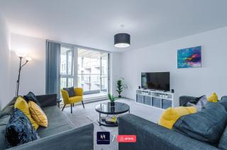 Large 2 Bedroom Apartment With Balcony By Host A Home - 2