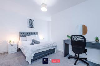 Large 2 Bedroom Apartment With Balcony By Host A Home - 1