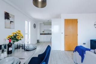 2BR Chic and Stylish in Salford, WiFi, Kitchen, Parking with City view - 6