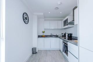 2BR Chic and Stylish in Salford, WiFi, Kitchen, Parking with City view - 4