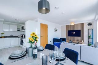 2BR Chic and Stylish in Salford, WiFi, Kitchen, Parking with City view - 1