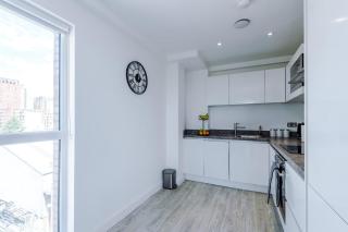 2BR Chic and Stylish in Salford, WiFi, Kitchen, Parking with City view - 2