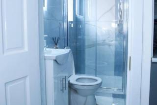 Apartment - Sleeps 2 & Free Parking - 9