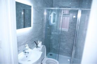 Apartment - Sleeps 2 & Free Parking - 7