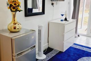 Cozy Harrow Studio with Extra Bed - 1