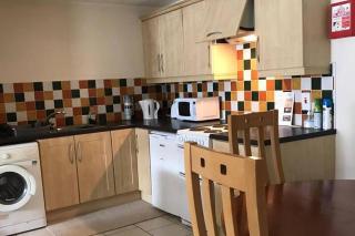 Central 2-Bed Apt Sleeps 5 above Great Derry Pub - Derry Londonderry - 4