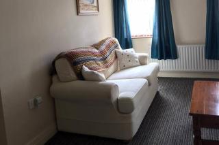 Central 2-Bed Apt Sleeps 5 above Great Derry Pub - 3