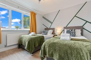 Charming House - Walking distance to Town Centre - Free Parking, Self-Check-In, Fast WiFi and Smart TV by Yoko Property - 4