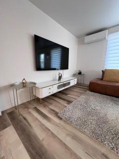 Beautiful Newly Renovated House - 8