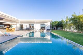 Luxury villa, private heated pool, jacuzzi, games - 8