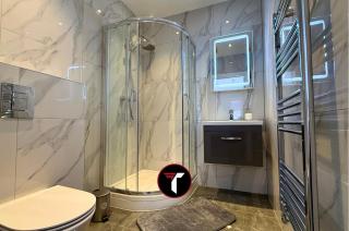 Spacious 2 Bed 2 Bath Flat with Free parking - 1