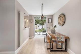 Cosy 2-Bed Retreat with Great Location - 7