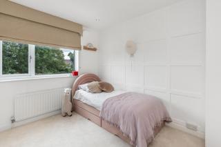 Cosy 2-Bed Retreat with Great Location - 4