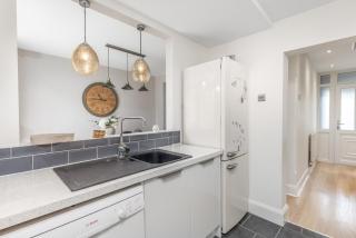 Cosy 2-Bed Retreat with Great Location - 2