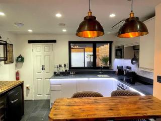 Luxury Boutique House with Hot Tub & Emperor Bed! - Cardiff - 1