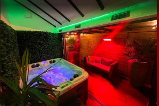 Luxury Boutique House with Hot Tub & Emperor Bed! - Cardiff - 0