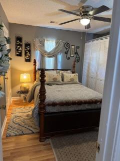 Hank and Margie's Place -  - 5