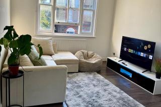 Central 2Bed Apartment-Sleeps 4 Pets Ok & Balcony - 0
