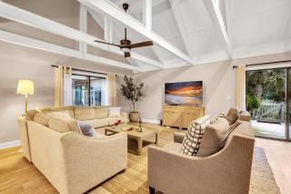 592 Queen's Grant - 2