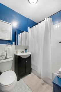 Spacious 3-BR Stay Quick NYC Access & Parking THE VIC - 5